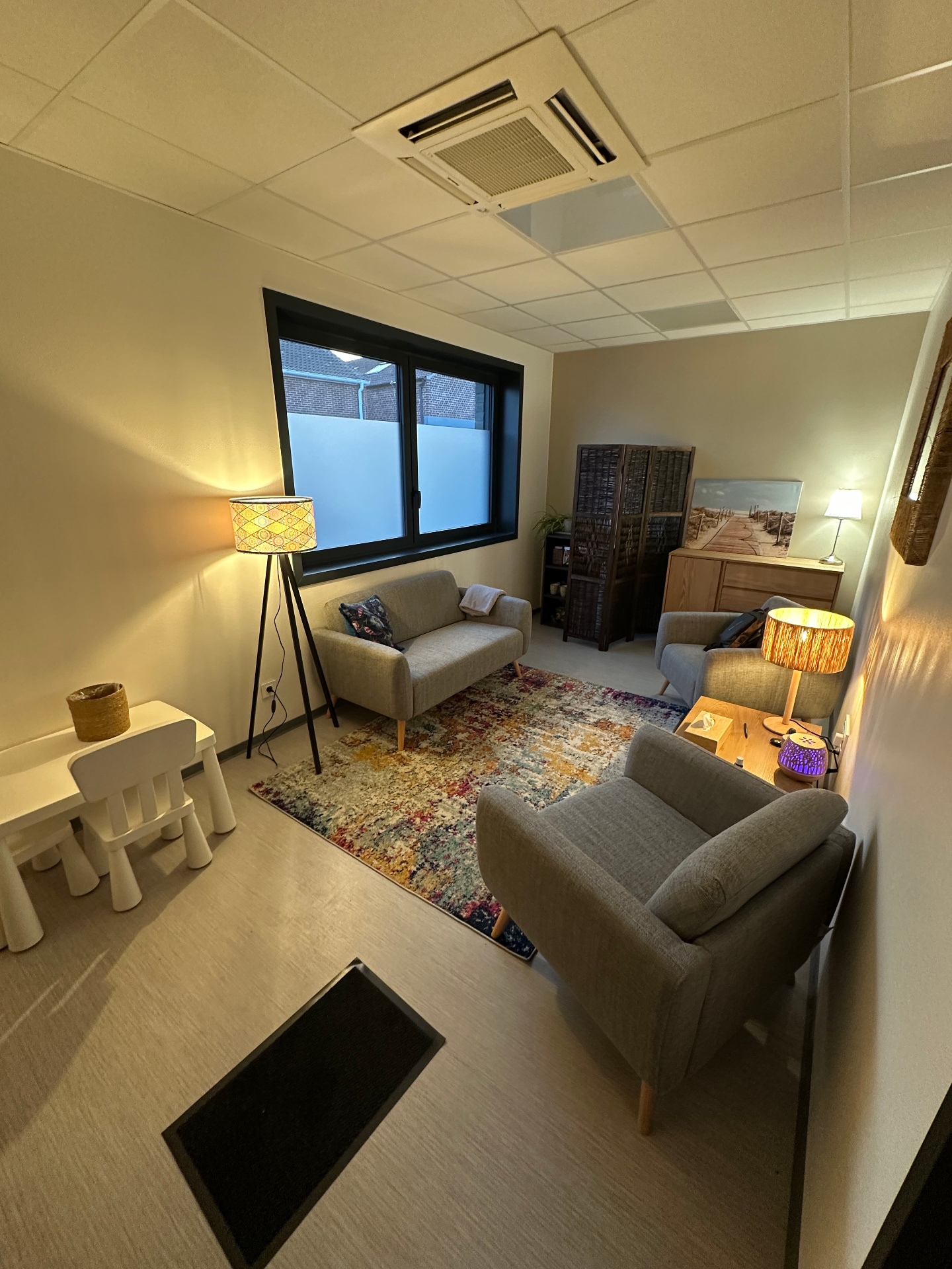 Intérieur du cabinet — espace d'accueil